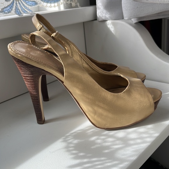4.5” sling back peep toe gold/tan heels - Picture 4 of 6